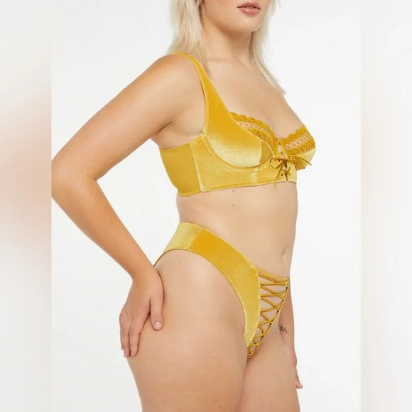 SAVAGE X FENTY Velvet Vixen Brazilian Panty in Honeycomb Yellow Sz M NWT - Picture 3 of 10